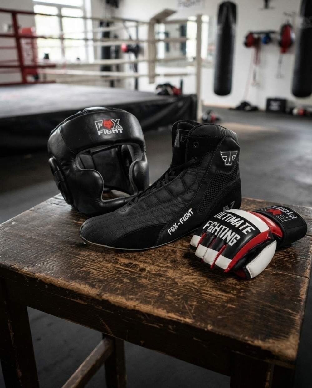 MMA Ausrüstung liegt auf Tisch