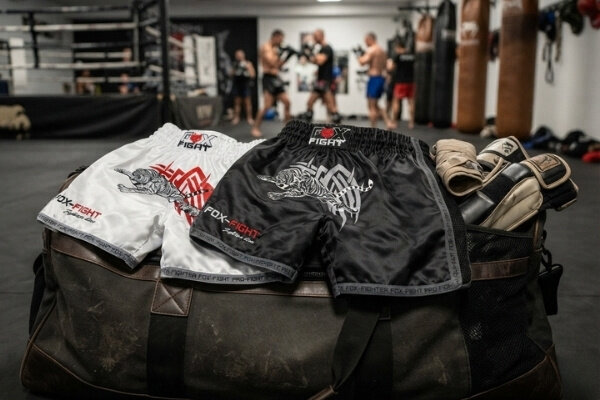 Muay Thai Shorts liegen auf Sporttasche