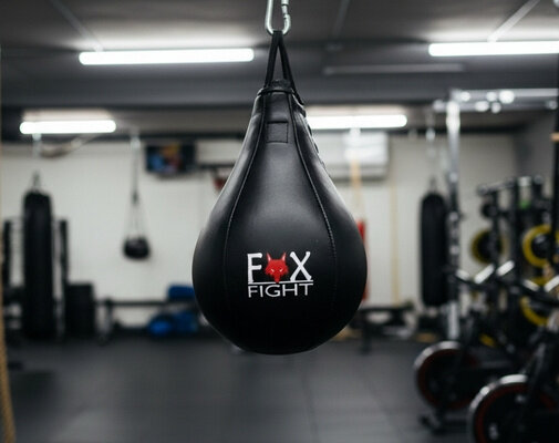 Speedball hängt in Fitnessstudio