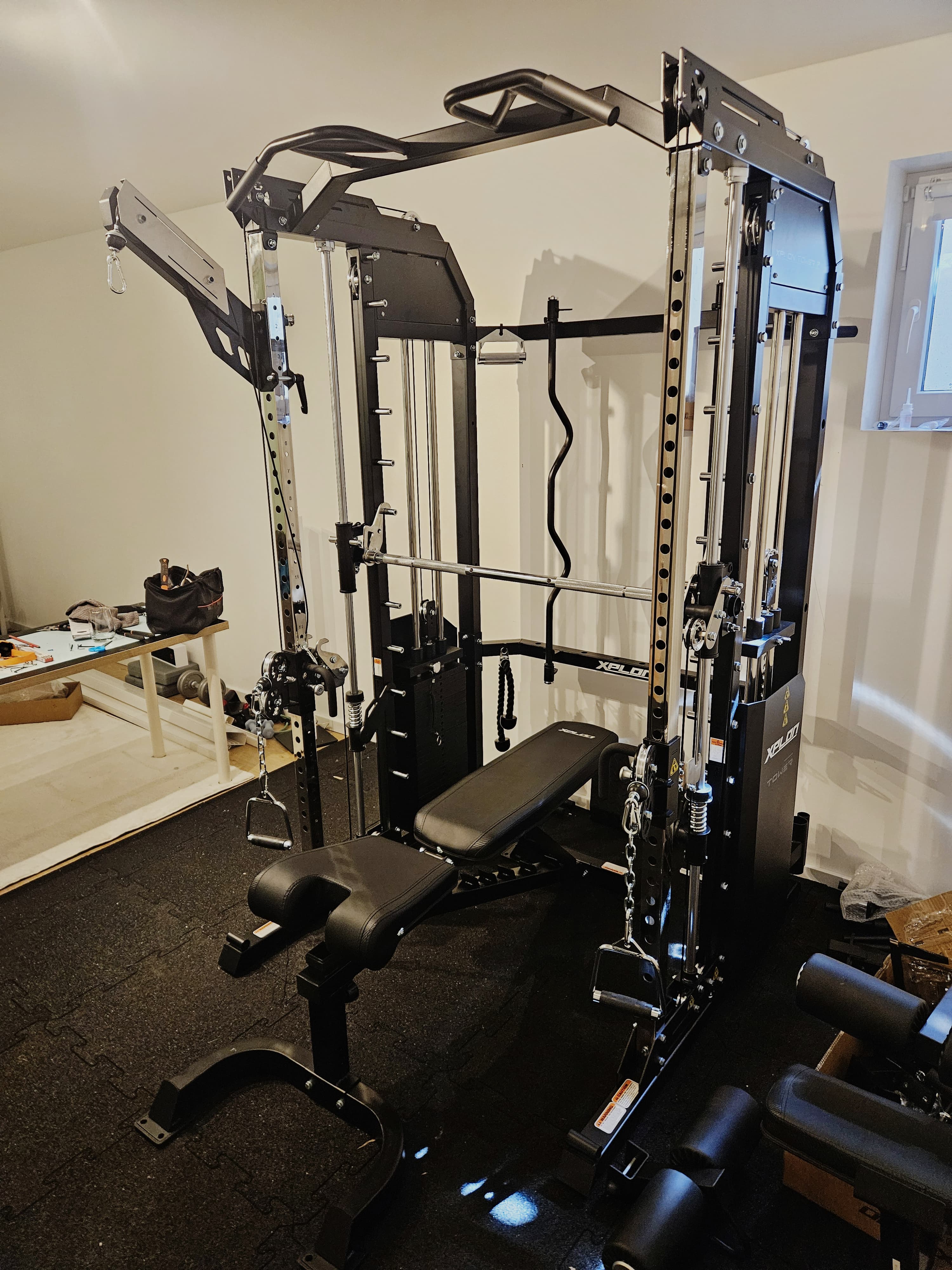 Kundenbild zu XPLON-Tower7-PLUS-Kraftstation-Multipresse-Klimmzugstation-inkl-240kg-Steckgewichte-mit-Hantelbank-O30mm-50mm, Titel: Schmaler Aufbau